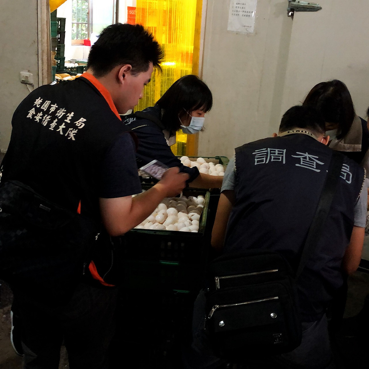 檢調衛昨（11）日同步突擊搜索元山蛋品公司平鎮廠及龍潭廠及冷藏倉庫。 圖:桃園市政府衛生局/提供