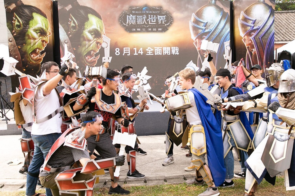 《魔獸世界-決戰艾澤拉斯》遊戲設計師穿上裝甲與玩家開戰紙箱戰爭。 圖：暴雪娛樂