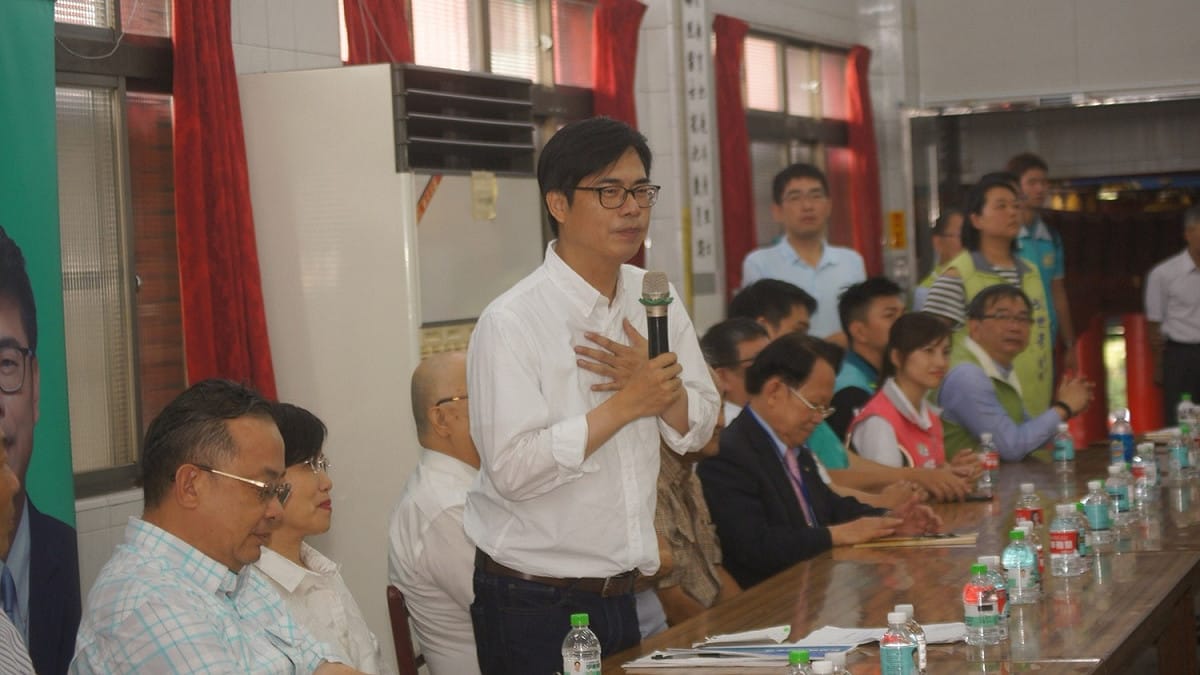 高雄市長參選人陳其邁今 (12) 日表示，為振興左營經濟，「左營大車站計畫」，以高鐵車站為核心，規劃設置金融科技園區、科技育成中心，鼓勵國際企業進駐，並引進大型百貨公司和旅社，活絡左營經濟。 圖：陳其邁競選辦公室/提供
