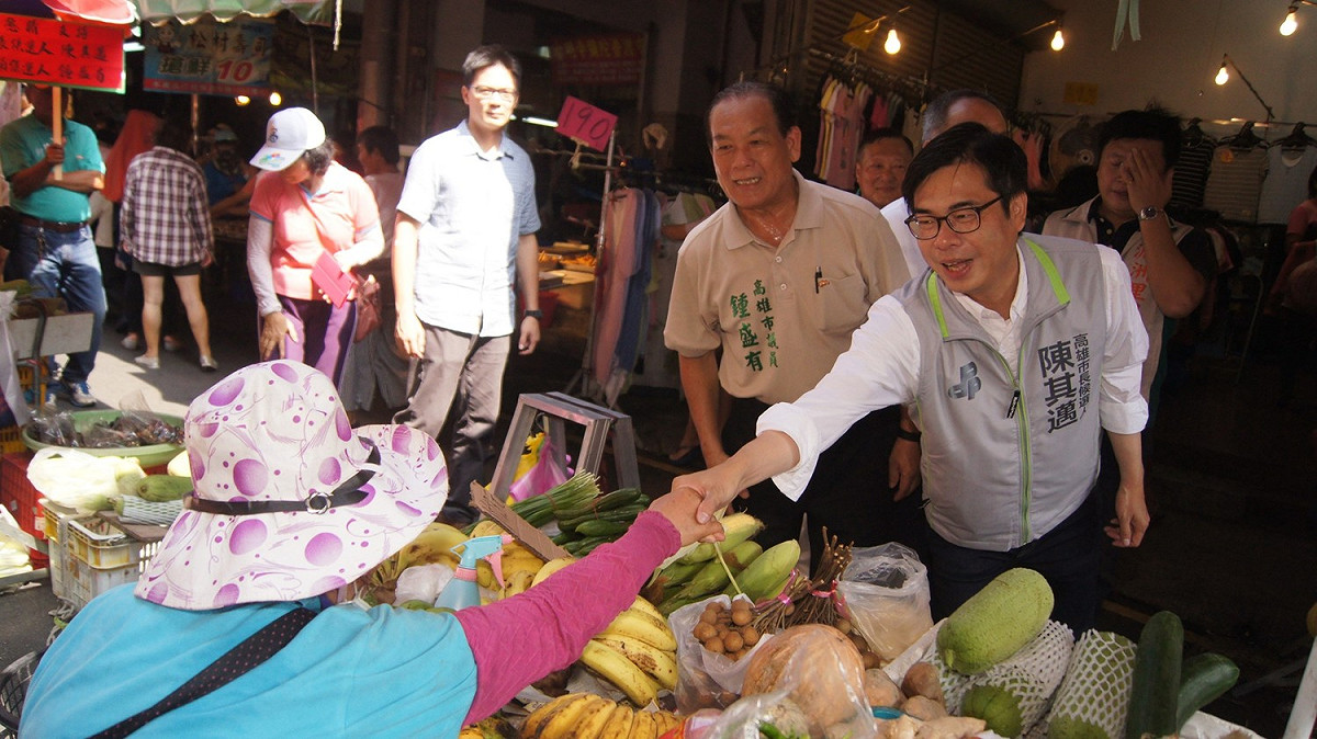 陳其邁在議員林富寶、鍾盛有議員，以及當地里長陪同下，一一和攤商握手請託，並親手製作古早味刀剉冰，盛讚清涼解暑，還有滿滿人情味。 圖：陳其邁辦公室/提供