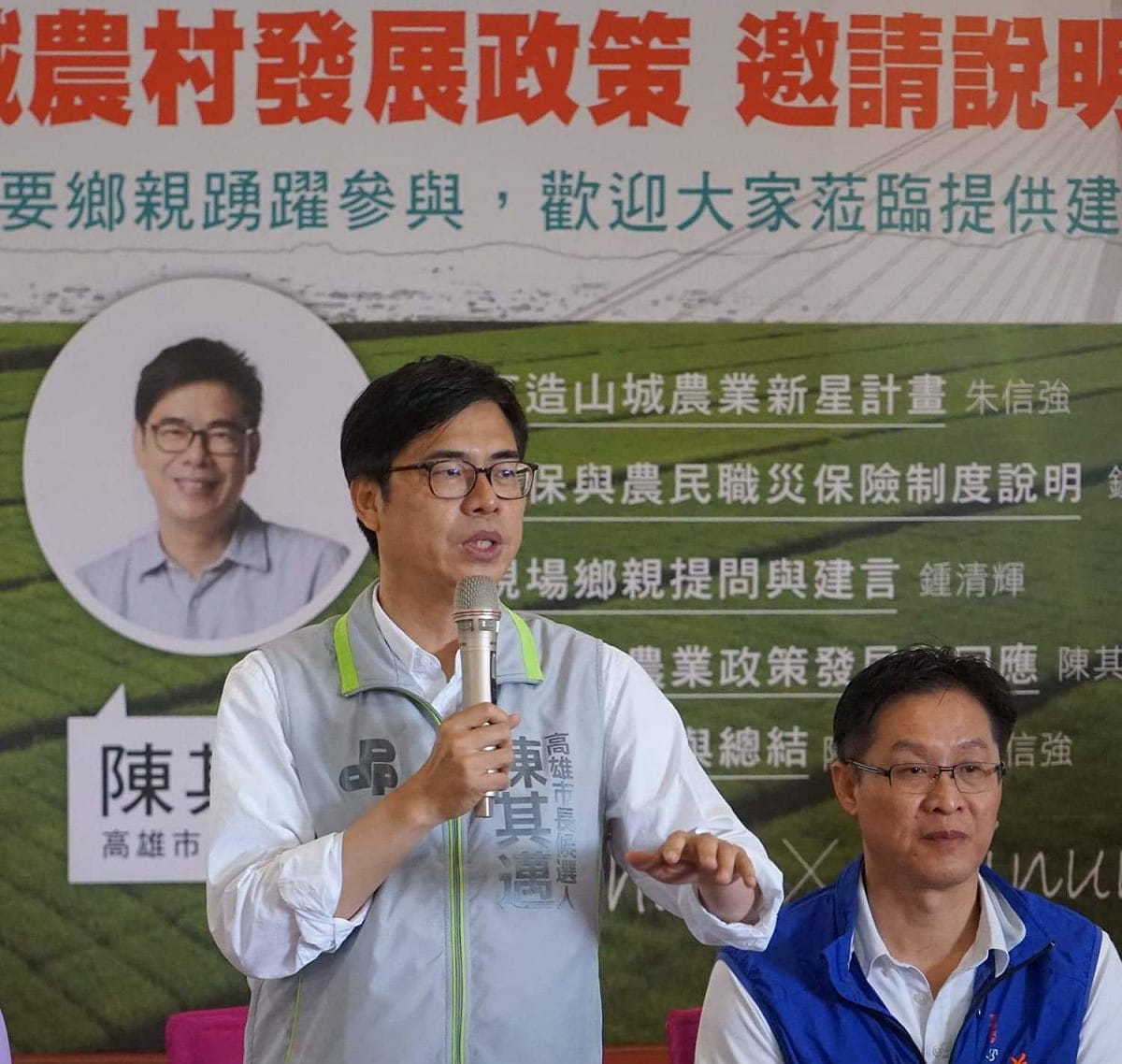 陳其邁前往美濃，參加「旗美山城農村發展政策說明會」，與美濃農會總幹事鍾清輝等人共同探討振興美濃旗山的經濟對策。 圖：陳其邁辦公室/提供