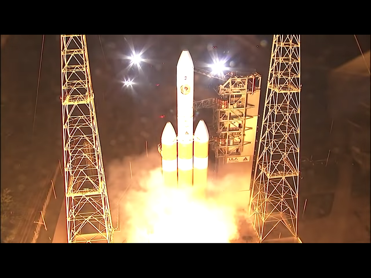 「三、二、一，發射！」在美國航太總署（NASA）人員倒數計時聲中，造價15億美元的帕克太陽探測器（Parker Solar Probe）由三角洲4型（Delta IV）中型火箭運載，於今天凌晨3時31分（台北時間15時31分）從美國佛羅里達州卡納維爾角（Cape Canaveral）發射升空。 圖：翻攝自Youtube