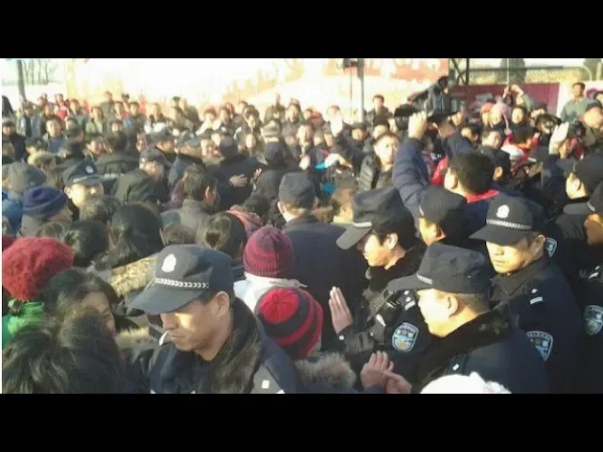 中國P2P網貸平台「金融難民」擬萬人進京上訪，中國千警瘋狂阻截。 圖：翻攝自Youtube