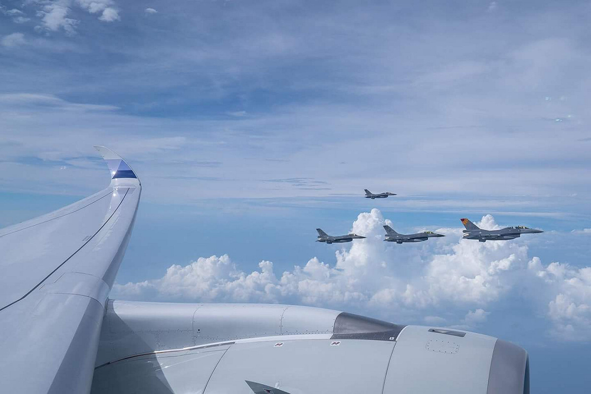 空軍F-16型戰機再度執行總統專機出訪的伴飛任務，以維護三軍統帥安全。 圖：翻攝自蔡英文臉書