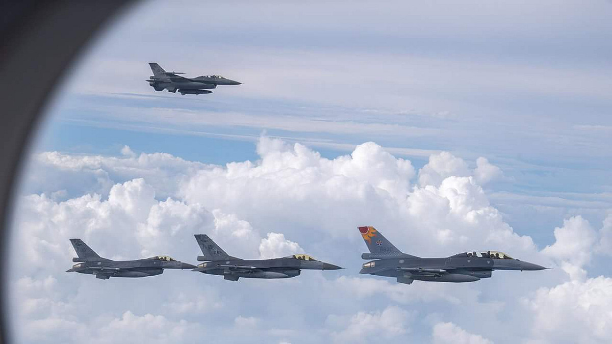 蔡總統臉書和空軍司令部臉書，隨後也雙雙貼出總統專機和這四架戰機相關圖文，肯定我空軍健兒的辛勞。 圖：翻攝自蔡英文臉書