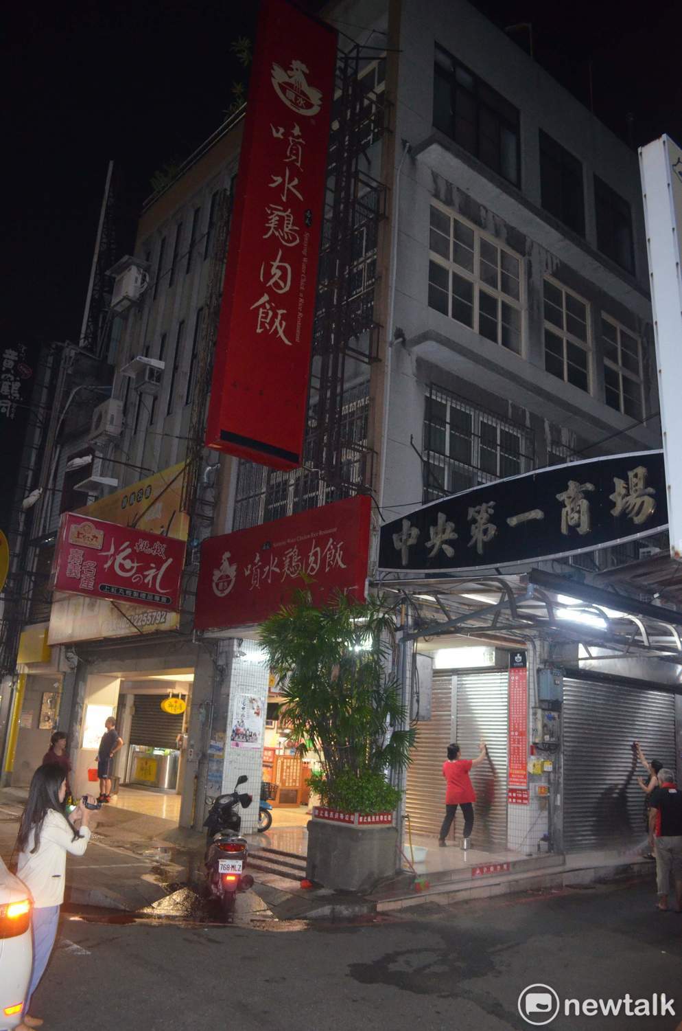歹徒潑漆後從旁邊的中央第一商場巷道逃逸。 圖：蔡坤龍/攝