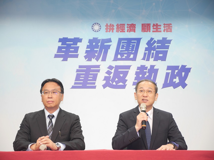 國民黨文傳會代理主委唐德明（右）與考紀會主委魏平政（左）上午召開「促轉會欺人太甚！霸道抄家，還要人限期造冊自己通報」記者會。 圖：聶良恩／攝