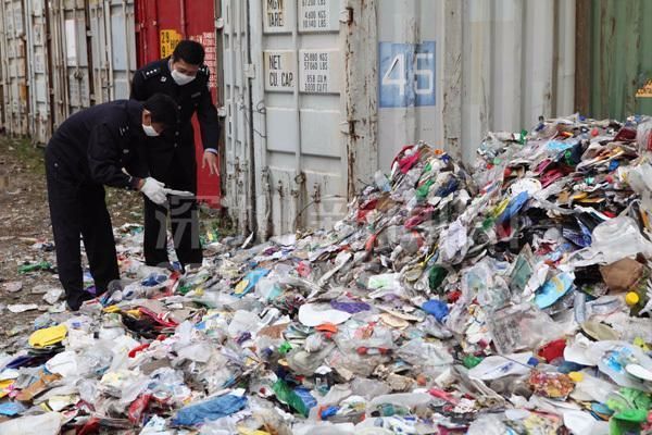 中國大陸實施洋垃圾禁令，我國環保署今天預告加嚴廢塑料及廢紙進口管制，除了限制進口廢塑料跟廢紙的品質，未來進口者也只限合法工廠。 圖 : 翻攝自搜狐