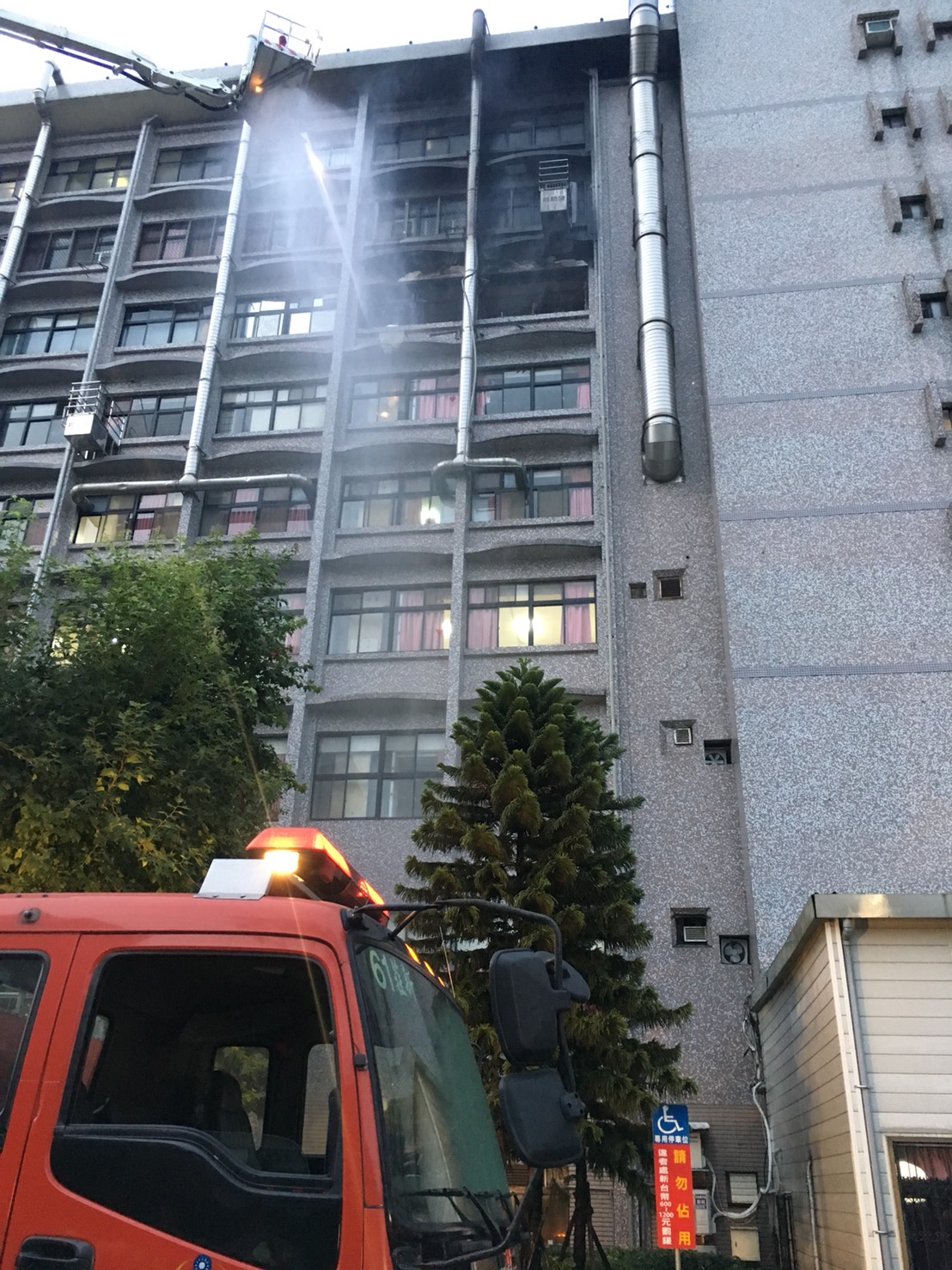 新北市新莊區衛福部台北醫院護理之家今(13)日凌晨發生火警，24人送醫、9人死亡。 圖：新北市消防局提供