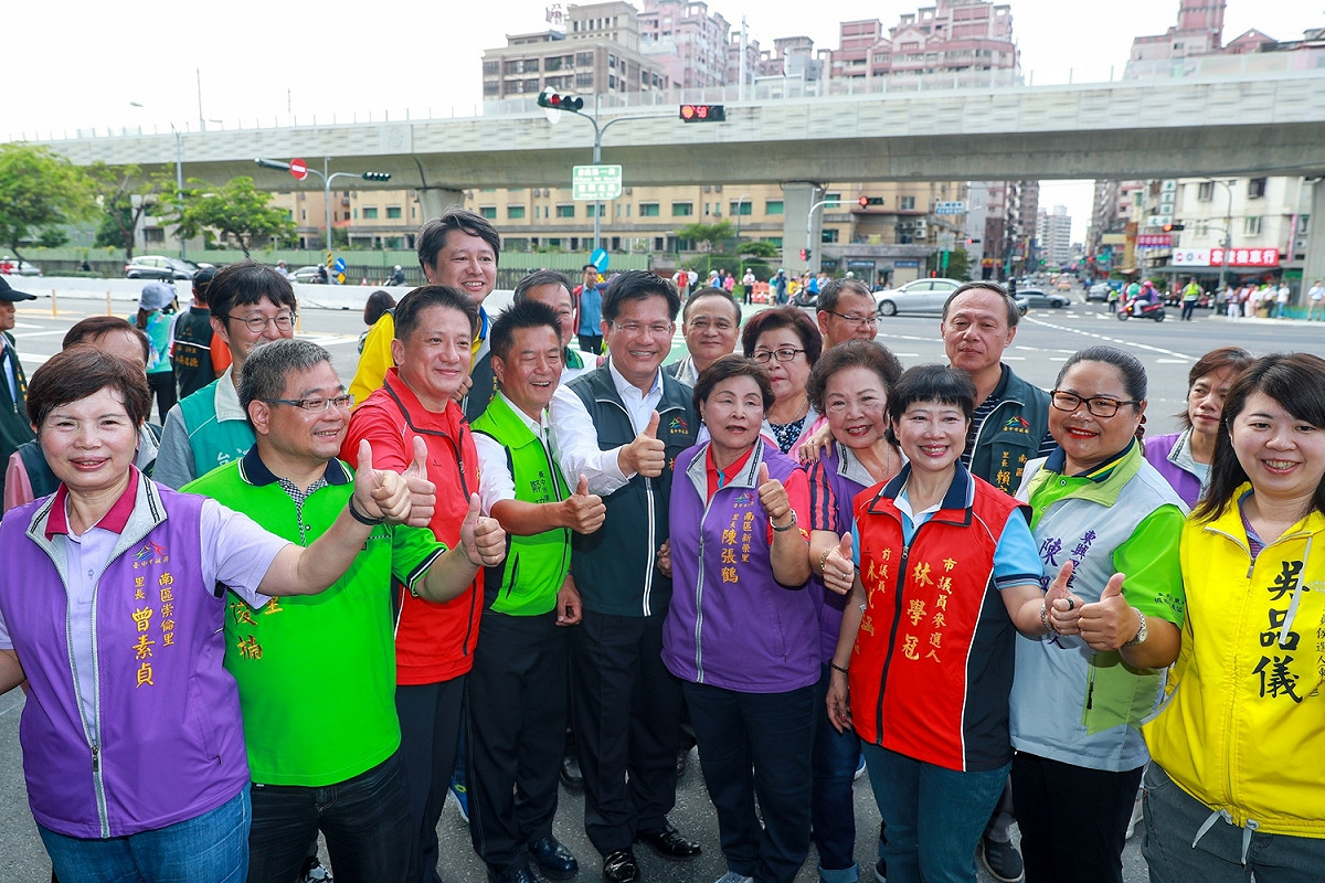 台中市學府路、公館路打通，市長林佳龍與不分黨派的市議員、里長參選人都到場。 圖 : 台中市政府/提供