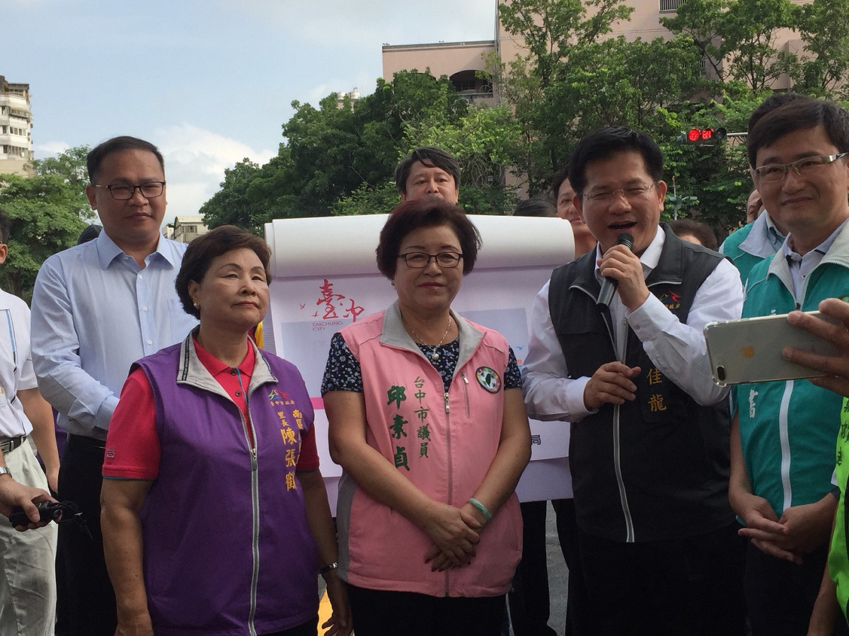 台中市議員邱素貞（中）說，學府路及公館路打通，將可促進南區與西區的繁榮發展。 圖 : 市議員邱素貞/提供