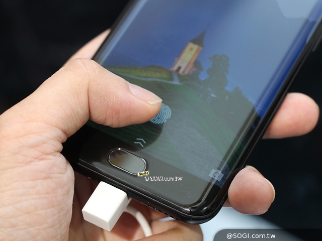 目前面板下指紋辨識技術暫時僅能用於主動有機發光二極體（AMOLED）面板，除AMOLED面板最大廠三星之外，陸面板廠也投入研發。 圖 : 翻攝自sogi.com.tw