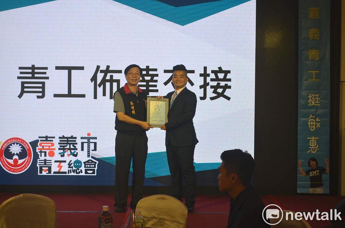 85年次的陳威宇（右）接任嘉義市國民黨青工總會總會長。 圖：蔡坤龍/攝