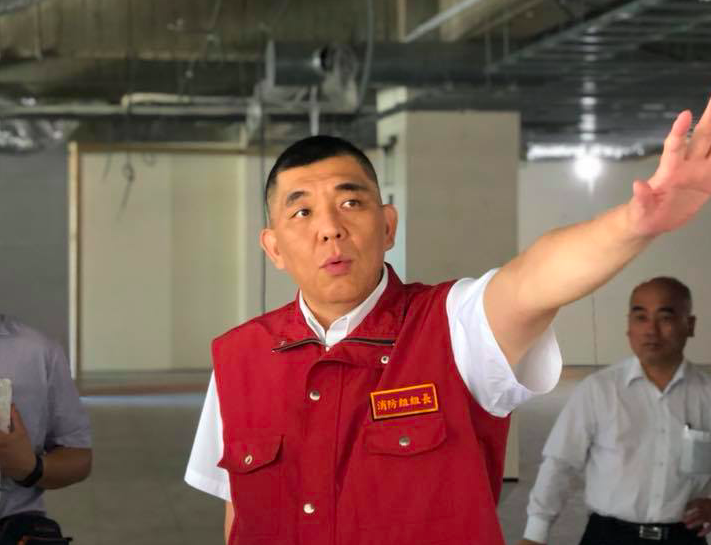 新北市府消防局長黃德清，指出台北醫院大火造成重大傷亡的三大主因，第一，火警發生後延誤通報9分鐘；第二，疏散過程沒有關閉火場的房門；第三，病床床墊為易燃物。 圖：翻攝黃德清臉書