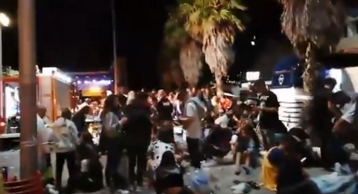 西班牙維戈音樂節，發生木製的海濱平台突然崩塌，許多人直接跌落海中。 圖：翻攝自@_davidfernandez_twitter