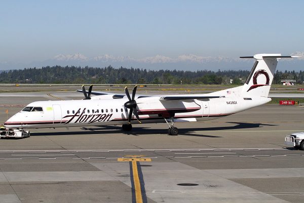 美國西雅圖機場一名地勤人員10日偷走地平線航空一架未載客飛機，起飛90分鐘後墜毀。 圖 : 翻攝自ＷaCowLA.com