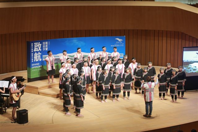六龜高中合唱團在八八風災後成立，12月9日將在衛武營音樂廳表演，曲目為《大武山美麗的媽媽》，今天應邀參加記者會，展現以音樂學習走出風災的陰鬱，重拾對未來的希望。 圖：衛武營藝術文化中心/提供
