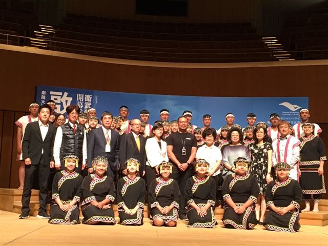 六龜高中合唱團在八八風災後成立，12月9日將在衛武營音樂廳表演，曲目為《大武山美麗的媽媽》，今天應邀參加記者會，展現以音樂學習走出風災的陰鬱，重拾對未來的希望。 圖：衛武營藝術文化中心/提供