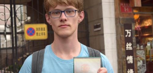 穆達偉剛剛在清華大學完成了第一年的碩士課程。他表示，他被遣返出境應該與他關注了維權律師遭打壓事件有關。 圖：翻攝自 David Missal 推特