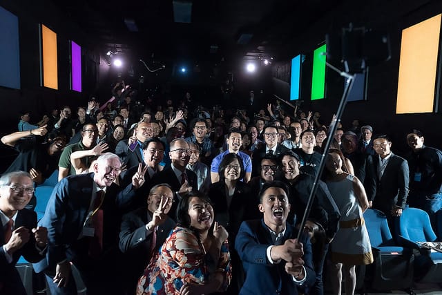 總統蔡英文和與談人大玩自拍，現場相當熱絡。 圖：總統府/提供