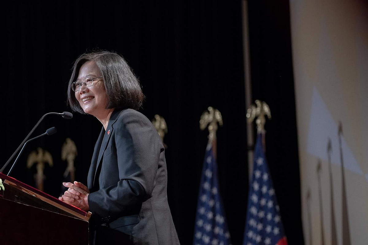 《環球時報》不忘嘲諷稱，靠過境美國來秀「外交」，蔡英文知道自己這個「總統」當得多麼滑稽。「但她極力表演，臺灣政客就這一點行，政治演技很高，要飯都能要得氣宇軒昂」。社評質疑，「但臺海劇的下一章回怎麼寫，劇情朝哪發展，臺當局沒有編劇權，他們在那裡荒腔走板唱臺詞，都是虛張聲勢」。 圖：翻攝自蔡英文臉書