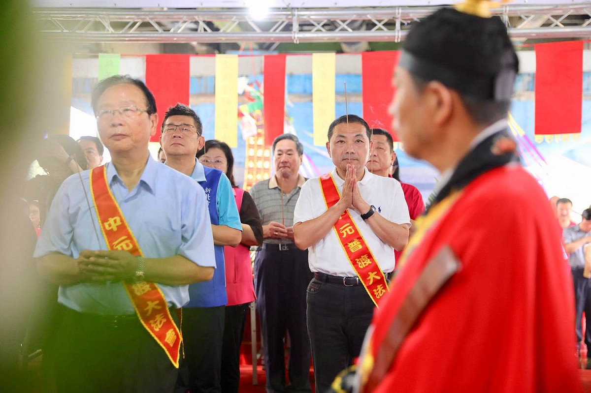 侯友宜今出席永和中元普渡法會，為昨日台北醫院大火的傷者祈福，願亡者也能夠安息。  圖：侯友宜競選辦公室/提供