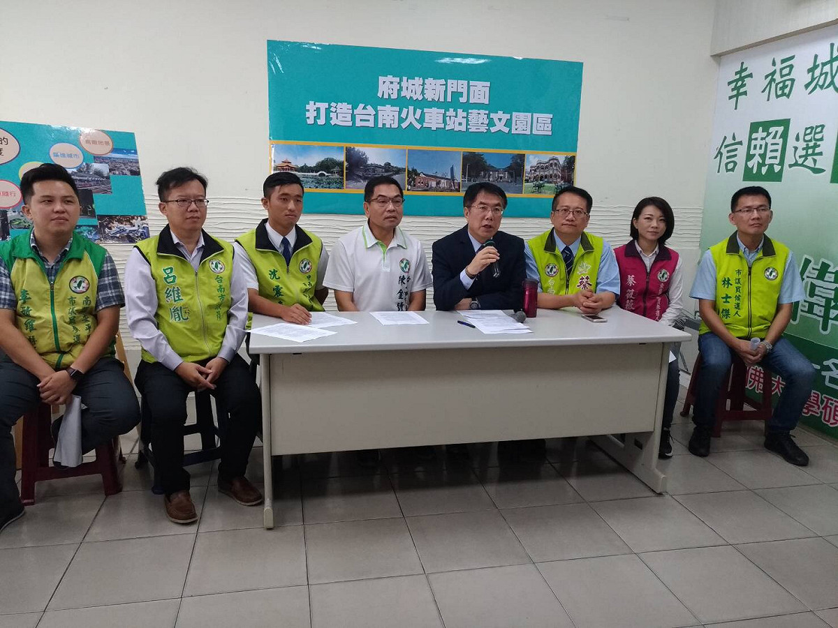 黃偉哲會同多位市議員和議員參選人舉行記者會，發表台南城市故事館政見。 圖：黃博郎／攝