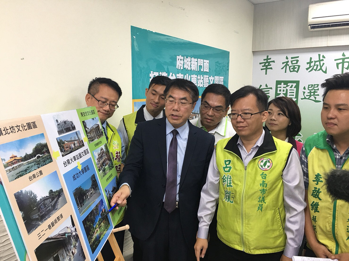 黃偉哲說他若當選市長，將建置與火車站場域結合的台南城市故事館，作為了解台南歷史的最佳入口。 圖：黃博郎／攝