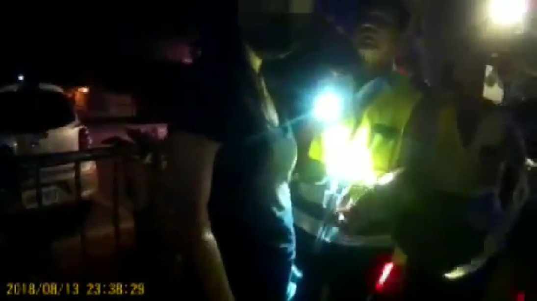 警方公布臨檢畫面，劉喬安承認持有K他命。 圖：翻攝自youtube