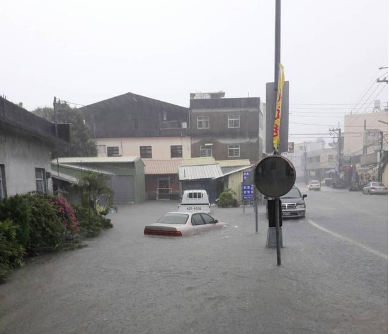 彰化縣員林市山腳路下午再度淹水，最深處水淹及膝，路面水深也有小轎車將近半個輪胎高。 圖：縣議員曹嘉豪/提供