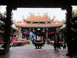 鹿港天后宮前身為鹿港天妃廟，是鹿港地區的信仰中心，是臺灣最早唯一奉祀湄洲島湄洲天后宮天上聖母開基聖母神尊的廟宇。 圖：翻攝自維基百科