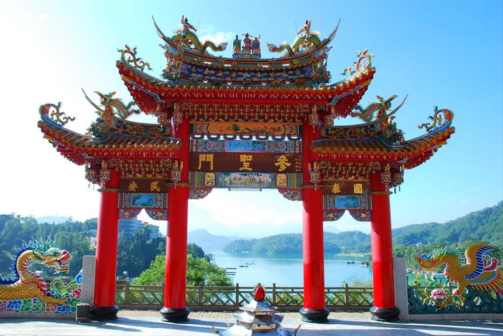 據當地居民說，日月潭龍鳳宮月下老人祠的月下老人非常靈驗，「快則一個月、慢則半年」，對於想求姻緣的民眾，您不妨來到這裡求求姻緣。 圖：翻攝自網路