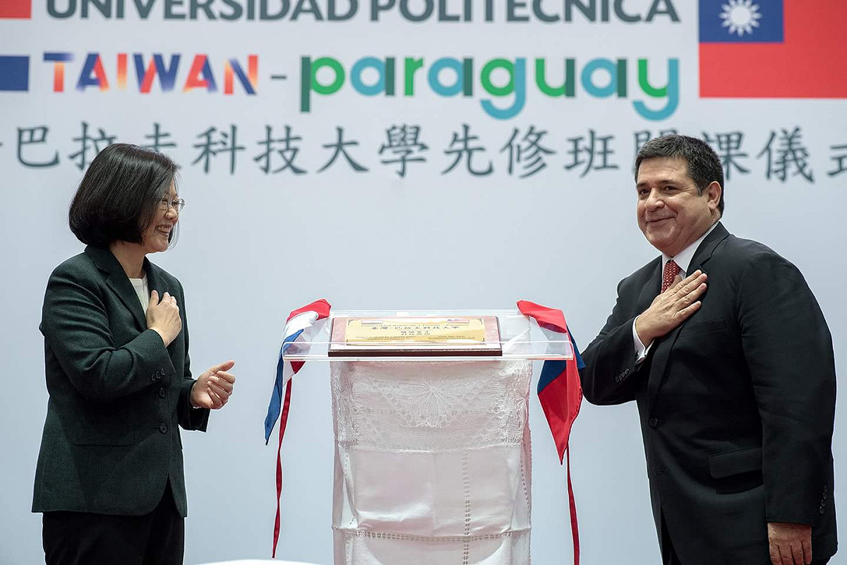巴拉圭總統卡提斯隨後補充，當時他提出台巴科技大學合作計畫時，心裡有些忐忑，不過，蔡總統「沒有花2秒鐘答應，而是只花了1秒鐘」。 圖：翻攝自蔡英文臉書