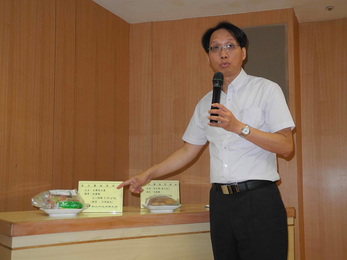 新北市衛生局副局長許朝程說明抽驗2件豆腐製品違反食安法的情形。                                                                  
 圖：王峻昌/攝