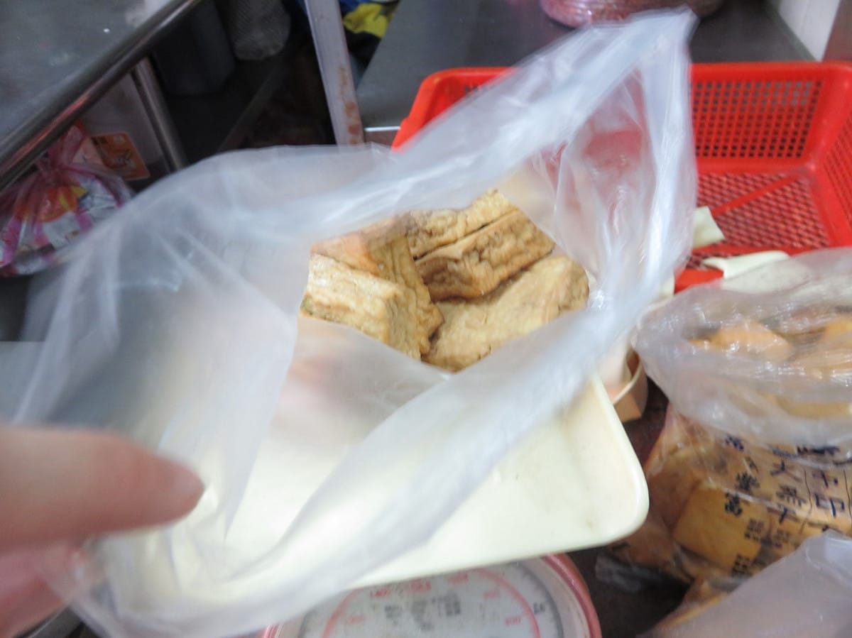 新北市八里區「振城醬園食品廠」供應、在蘆洲區得勝街「周烏豬切仔麵」抽驗的「油豆腐」，被檢出苯甲酸0.48g/kg。 圖：新北市衛生局提供