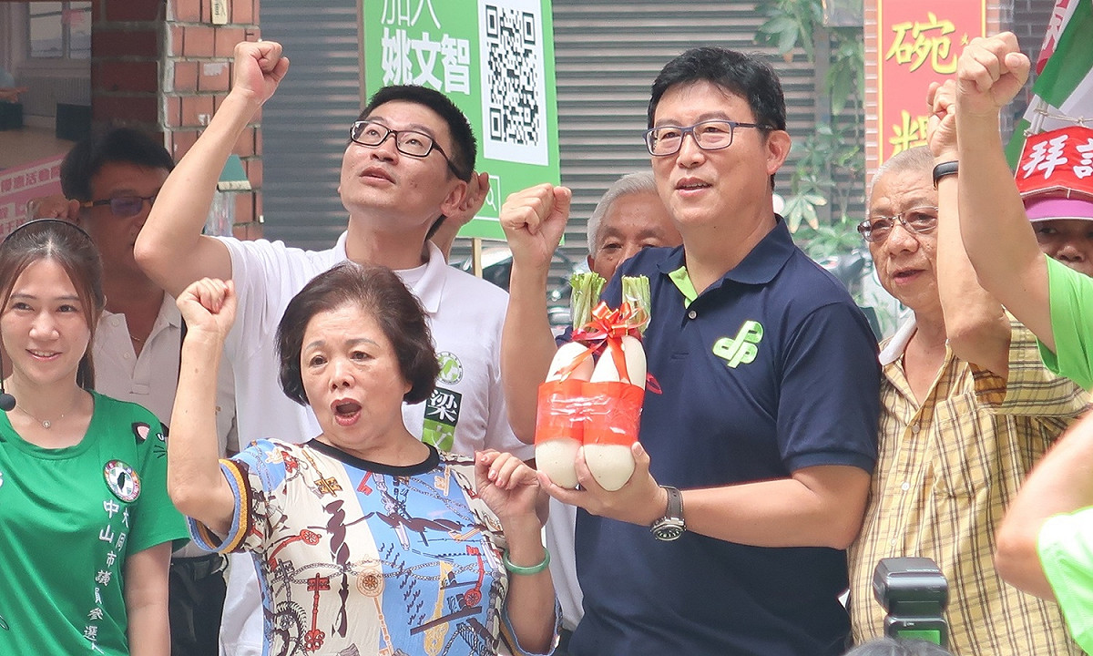 民進黨台北市長候選人姚文智15日前往中山市場掃街。 圖：林朝億/攝