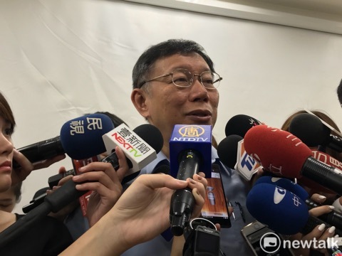 對於為舉辦世大運跟中共談判受委屈，台北市長柯文哲受訪被問蔡英文是否有指示他委屈行事，他說「沒有啦」，但無奈說「唉……這就是怎麼講，從頭到尾我們要自己去應付」。 圖：周煊惠 / 攝