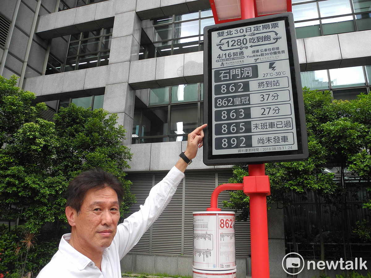 王聲威介紹「太陽能免接電電子紙智慧公車站牌」便宜、省電、設置便利，且功能更升級。 圖：王峻昌/攝