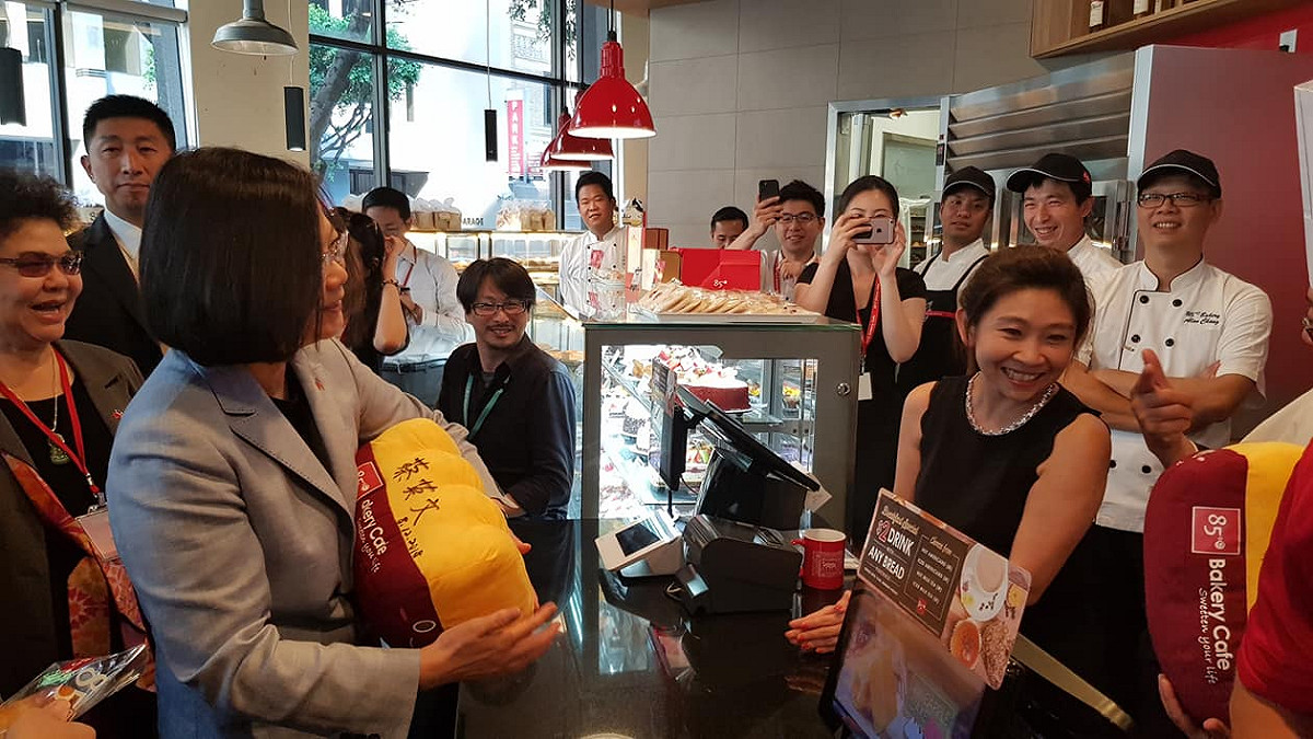 蔡英文在店內買咖啡情況。 圖：翻攝蔡適應臉書