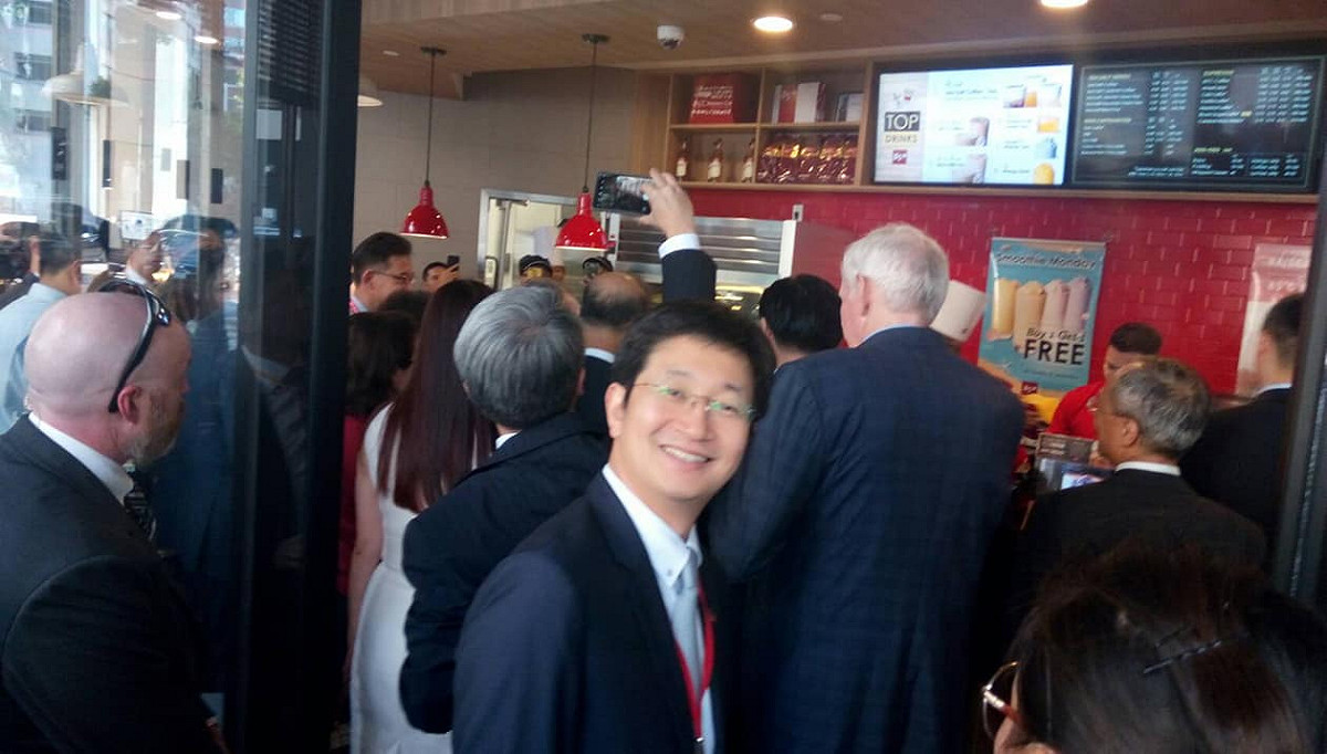 蔡適應與洛杉磯的85度Ｃ店家合影。 圖：翻攝蔡適應臉書