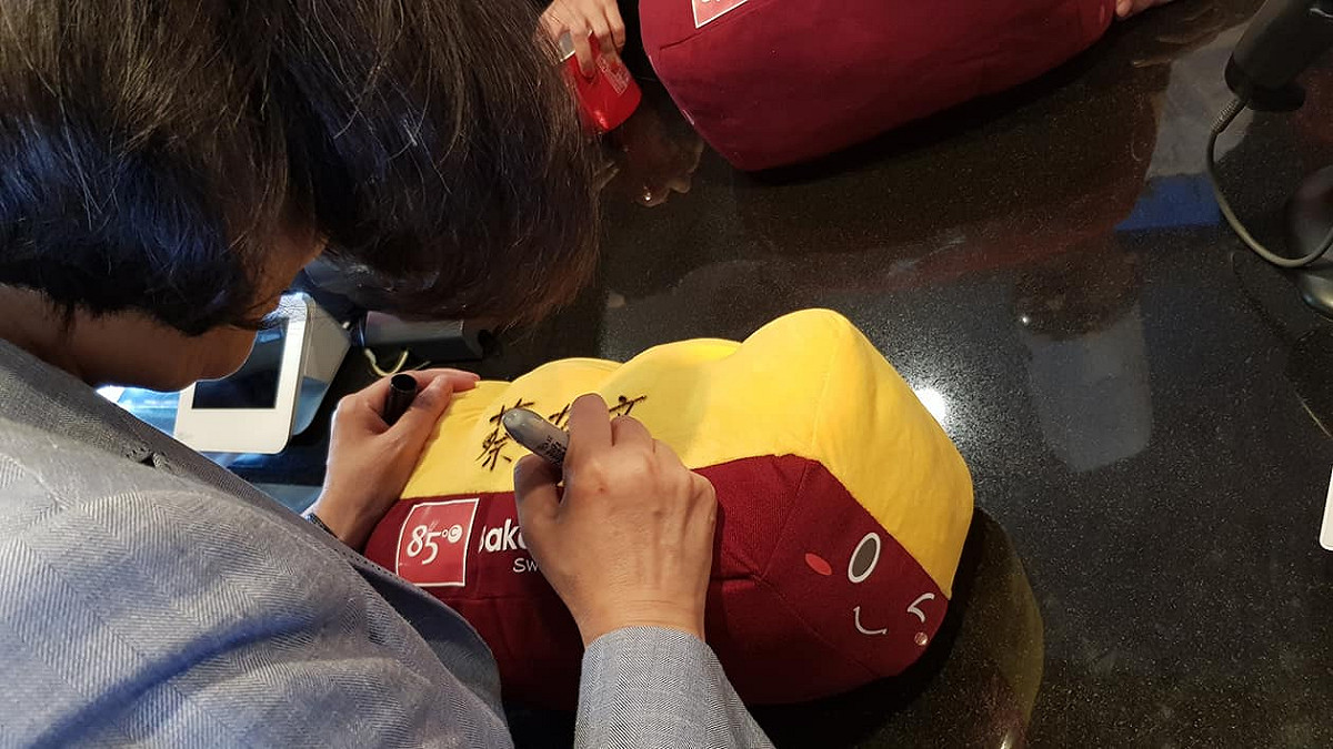 蔡英文在店內吉祥物上簽名。 圖：翻攝蔡適應臉書