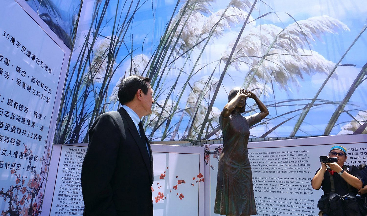 台南市昨（14）日設置了全台第一座慰安婦像，引起對台日關係的關注。台南市新聞及國際關係處長許淑芬表示，昨天的相關活動都是由國民黨一手促成的政治活動。 圖：翻攝自馬英九臉書。
