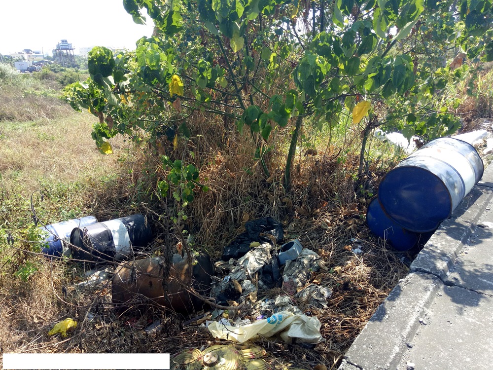 棄置於新園鄉台17線、南州鄉國道3號交流道道路旁遭棄置裝滿廢油泥之53加侖廢鐵桶事業廢棄物。 圖：屏東縣政府／提供