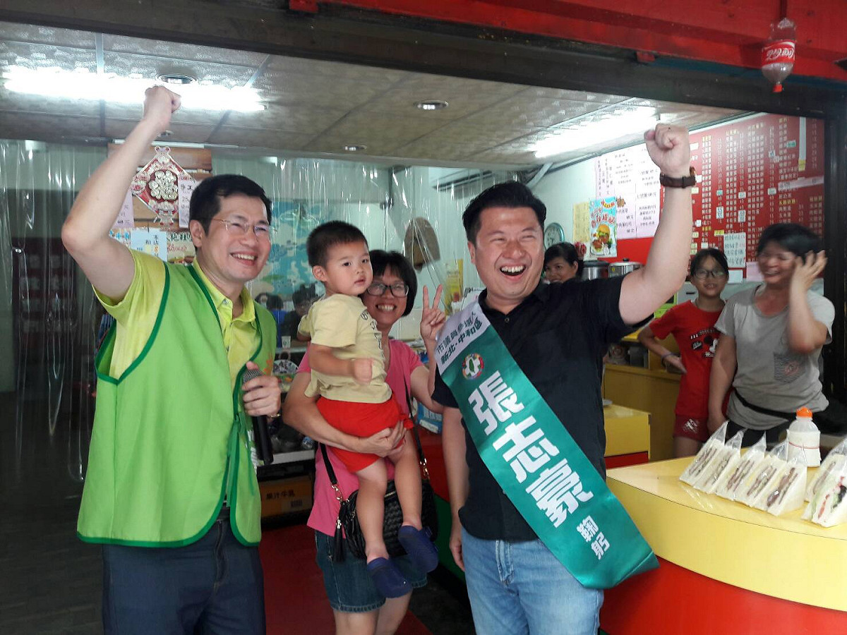 張志豪今早由立委羅致政陪同，到中和勝利市場掃街，象徵「迎向勝利」。
 圖：張志豪提供