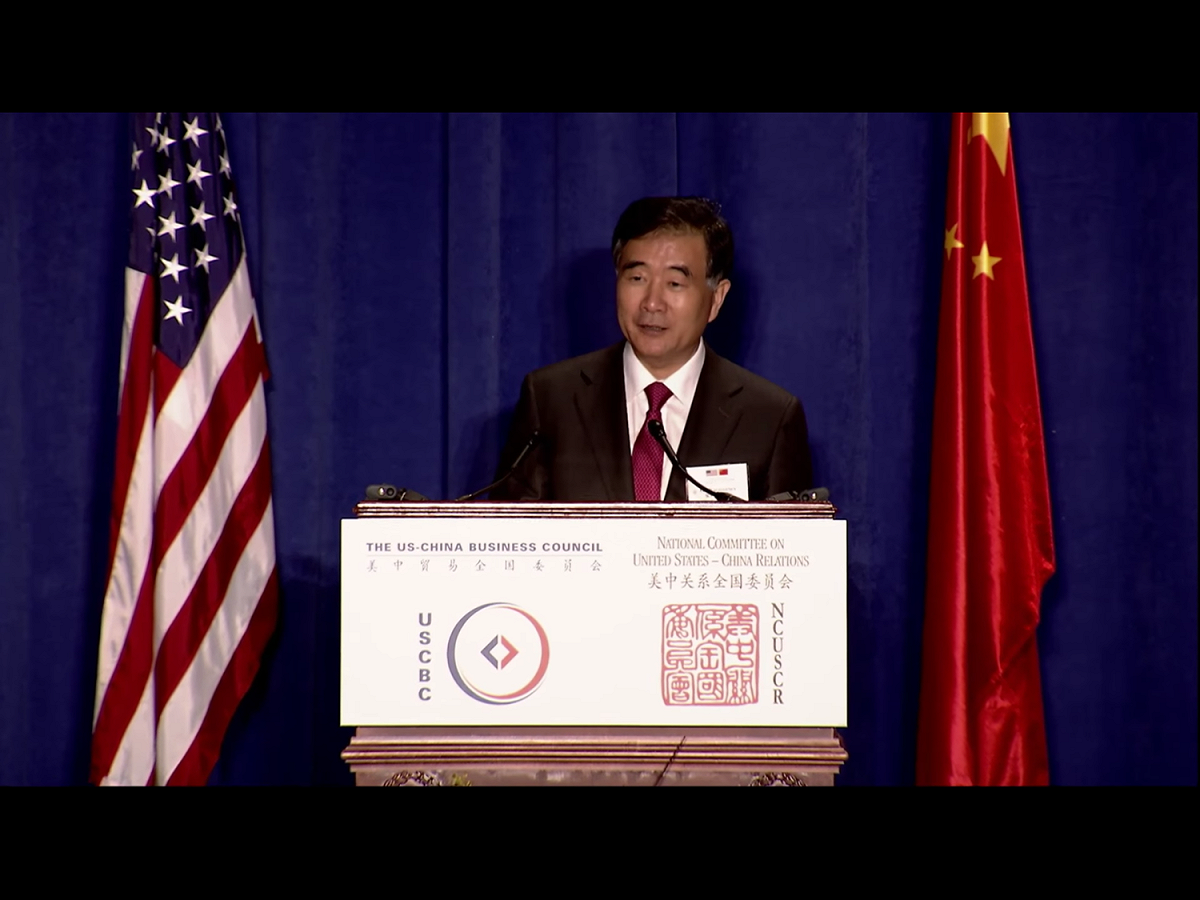 普利茨克還記得，當天雙方坐下後不久，汪洋（如圖）走近她，幾乎竊竊私語地問：「妳能解釋一下剛剛的總統選舉結果嗎？」顯然，中共高層對川普勝出也感到驚訝。圖為2013年7月11日，汪洋在華盛頓特區出席美中關係全國委員會主辦的「美中戰略與經濟對話」歡迎晚宴致詞。 圖：翻攝自Youtube（資料照片）