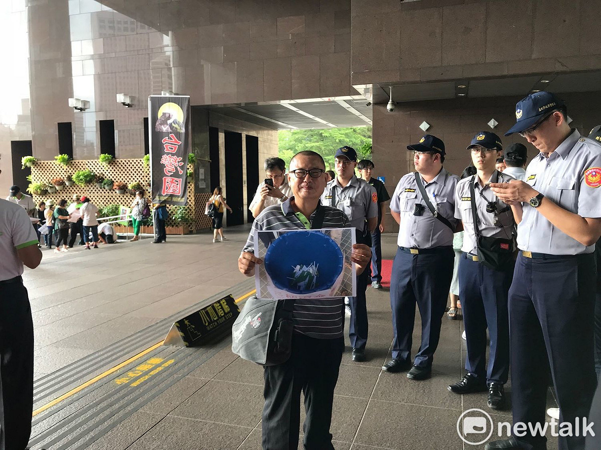 獨派成員今日赴市府門口抗議。 圖 : 周煊惠 / 攝