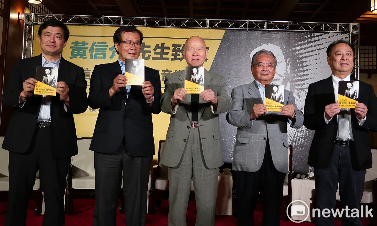 黃信介紀念音樂會會前記者會，出席者包括黨秘書長洪耀福、政論家江春男、前主席許信良、黃信介胞弟黃天福、圓山飯店董事長張學舜等人（由左至右）。 圖：林朝億/攝