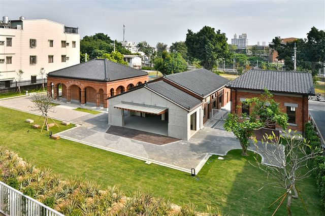 台灣鳳梨工場建築群及鳳梨田景觀。 圖：高雄市文化局/提供