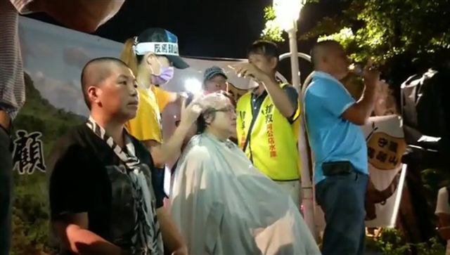 反馬頭山事業廢棄物掩埋場自救會高淑慧、幹部黃慧敏當眾落髮以示抗爭到底。 圖：反馬頭山事業廢棄物掩埋場自救會/提供