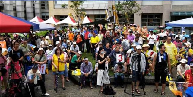 反馬頭山事業廢棄物掩埋場自救會串聯40個環保團體，集結在高雄市環保局門前廣場抗議。 圖：反馬頭山事業廢棄物掩埋場自救會/提供